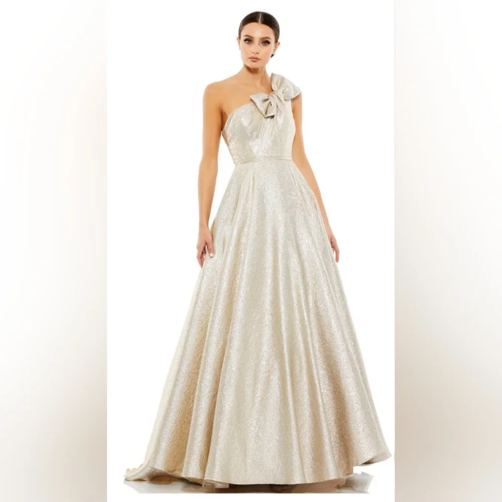 Mac Duggal 67890 BOW ONE SHOULDER METALLIC BALLGOWN NWOT sz 2 Oyster